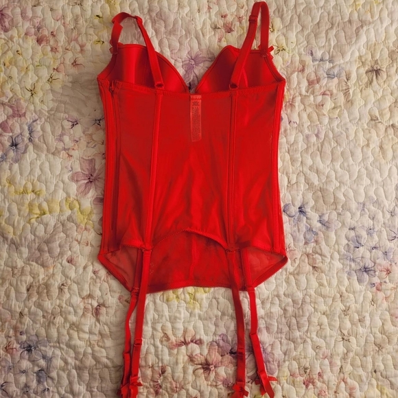 Red Victoria's secret corset - Picture 2 of 5